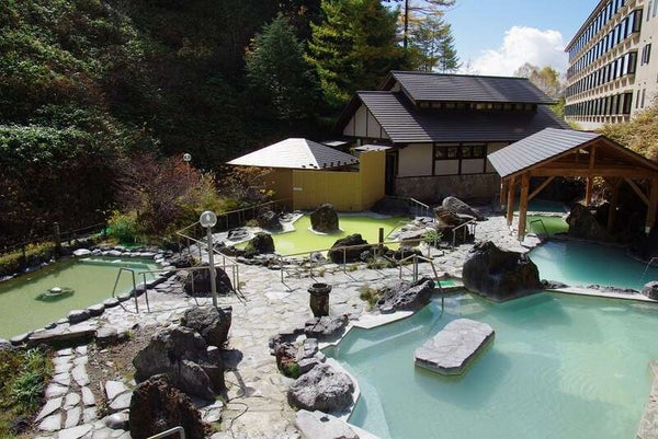 【栃木県内発】 星空ナイト!標高1,800mの高原リゾート『乳白色の万座温泉滞在17時間』青の絶景!奥四万ブルー・草津温泉湯畑・伊香保温泉・旧軽井沢 2日間1